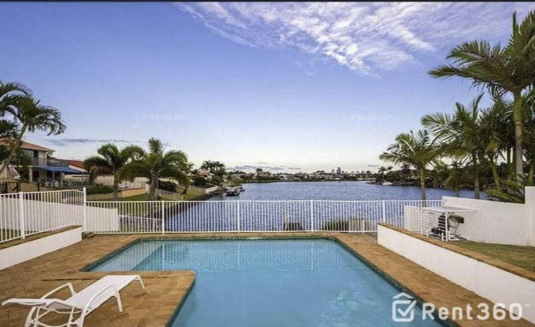 31 Montevideo Drive, CLEAR ISLAND WATERS  QLD  4226